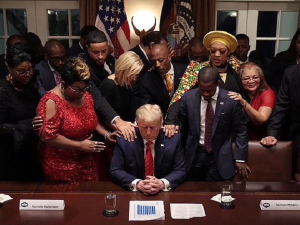 Sự thật bức ảnh Tổng thống Trump thất vọng tràn trề đứng không vững, cần nhiều người đỡ khi ông Joe Biden chiến thắng trong cuộc đua vào Nhà Trắng