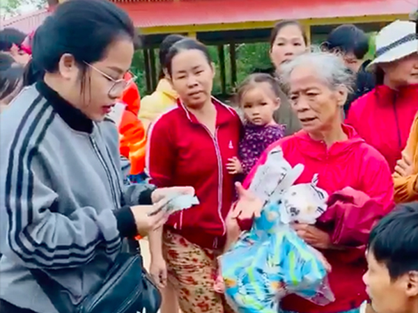 Người vợ giấu chồng ủng hộ 1,5 tỷ giúp đỡ bà con miền Trung: 'Mình phá sổ tiết kiệm đi mua đồ đạc trong 1 ngày, chuẩn bị rồi đi luôn'