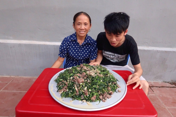 Bà Tân Vlog chính thức chạm ngưỡng 4 triệu sub dù vướng nhiều ồn ào, nhìn sang mức thu nhập mỗi tháng đến 9 con số mà ai cũng bất ngờ