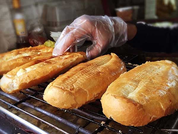 Hàng bánh mì nướng muối ớt: Ngày bán 500 chiếc, xếp hàng chờ mua
