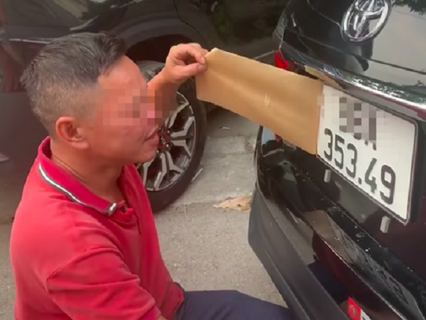 Biểu cảm mếu máo như muốn khóc của chủ xe bốc trúng biển 4953 khiến dân mạng vừa thương vừa buồn cười: Sầu này nào của riêng ai?