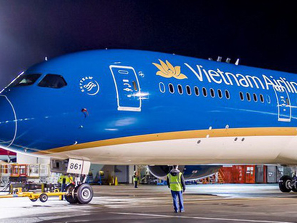 Hà Nội: Máy bay từ Đà Nẵng hạ cánh xuống sân bay Nội Bài bị vỡ đèn dẫn đường vì va phải chim