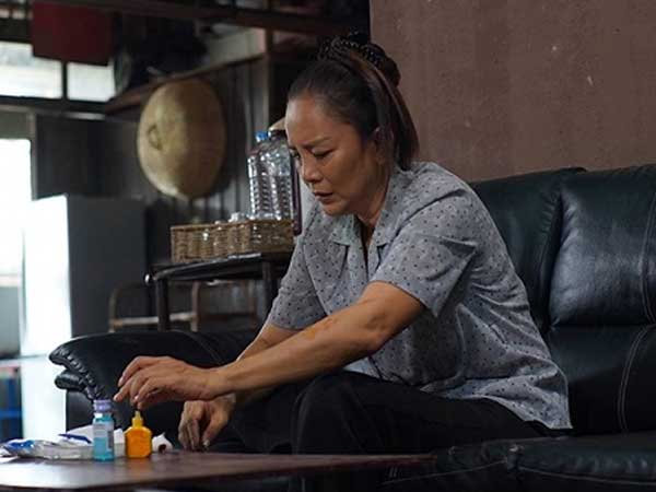 Nửa đêm nghe tiếng khóc phát ra từ tủ quần áo, tôi rón rén mở cửa rồi chết lặng khi thấy mẹ chồng co rúm bên trong, mắt ướt đẫm