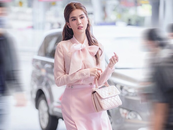 Diện nguyên cây hồng, Ngọc Trinh như viên kẹo ngọt ngào khó cưỡng
