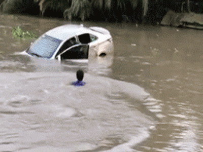 Ô tô mất lái lao thẳng xuống sông, tài xế chật vật tìm cách thoát