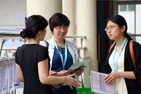 Mẹ phàn nàn cô giáo vô tâm, hội phụ huynh bùng nổ tranh cãi dữ dội về công việc của người nhà giáo