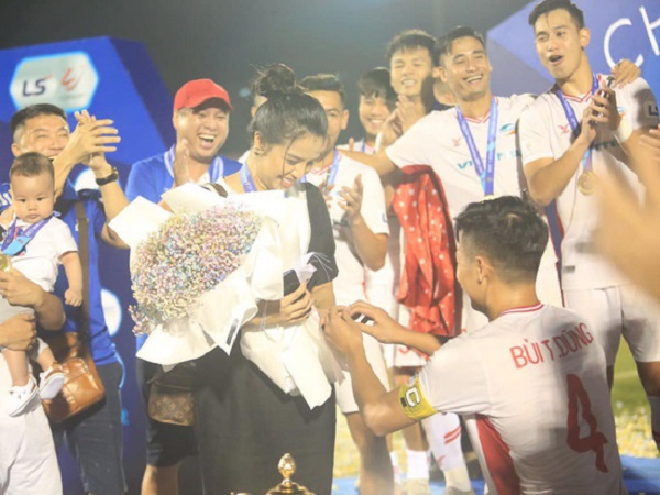 Hậu cầu hôn Khánh Linh, Tiến Dũng ngọt ngào: 'Chờ anh chốt ngày lành tháng đẹp em nhé'