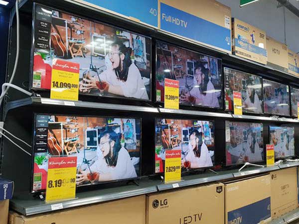 Cuối năm ế ẩm, hàng loạt tivi hạng sang giảm giá 50%