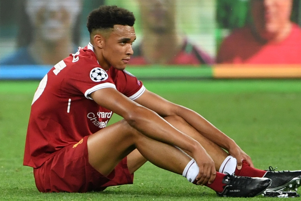Alexander-Arnold dính chấn thương, hàng thủ Liverpool khủng hoảng nặng