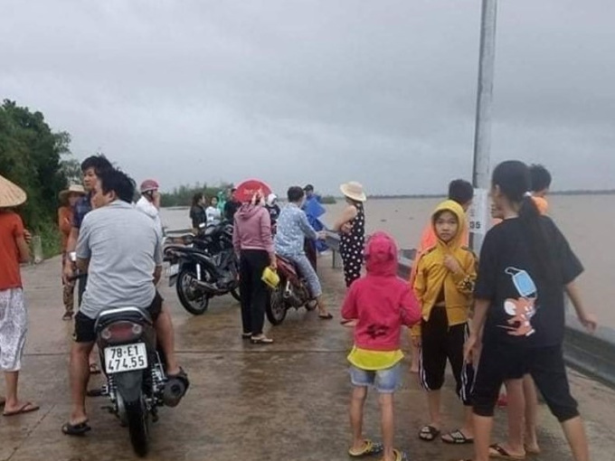 Đi xem nước lũ, 1 người bị cuốn mất tích