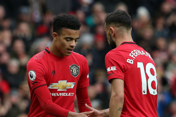 Bruno Fernandes tức giận Greenwood vật vờ trên sân tập MU