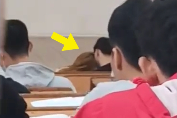 Thản nhiên làm chuyện nhạy cảm nơi lớp học, cặp đôi vấp phải sự phẫn nộ tột cùng của bạn học và cộng đồng mạng