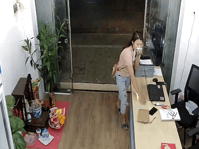 Cô gái lấy mũ che mặt rồi trộm iPhone 'nhanh như chớp'