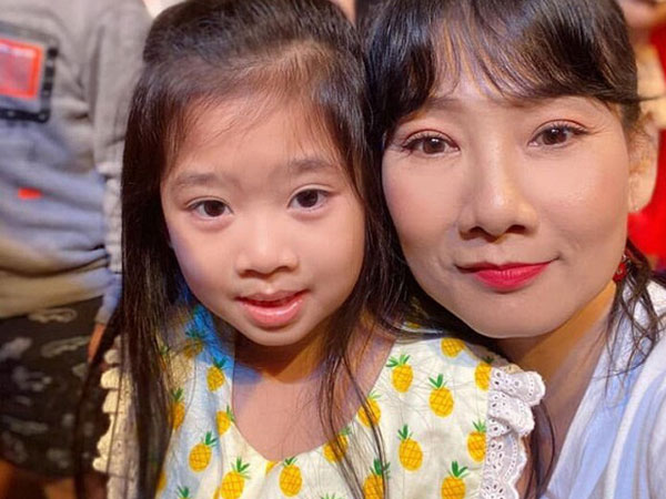 Khoảnh khắc con gái Mai Phương nhận ra giọng của mẹ khi đi xem kịch khiến nhiều người xót xa