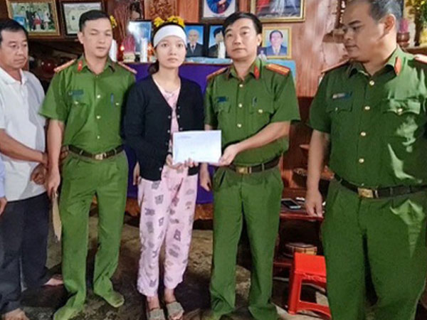 Trao trả 100 triệu đồng bị chiếm đoạt cho vợ nạn nhân thủy điện Rào Trăng 3