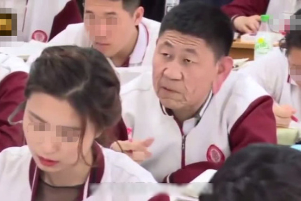 Người đàn ông trung niên ung dung ngồi trong lớp, ai cũng tưởng phụ huynh cho đến khi biết danh tính thì quá sốc