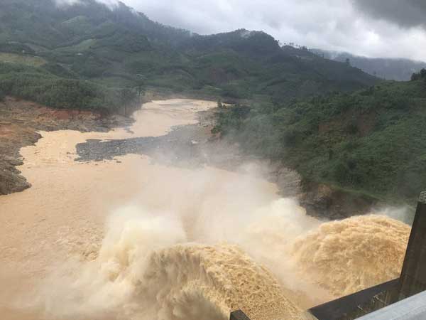 Quảng Nam lại sạt lở núi khiến 1 người chết, hồ Phú Ninh và nhiều thủy điện xả lũ