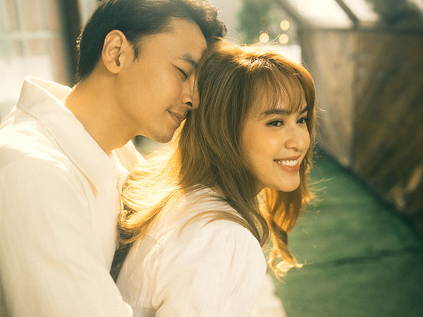 Văn Anh - Tú Vi gây sốt với bộ ảnh 'tình bể bình' nhân dịp kỷ niệm 5 năm ngày cưới