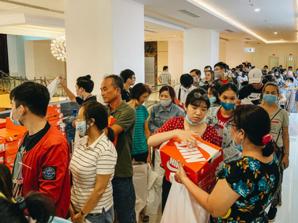 Người Sài Gòn ùn ùn đi "hốt" đồ hiệu đổ đống bán giá bèo, mua 2 tặng 1