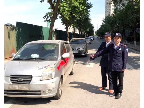 Đội trưởng bảo vệ cùng ‘đồng nghiệp’ xịt sơn làm bẩn xe ô tô vì khách không gửi xe trong chung cư