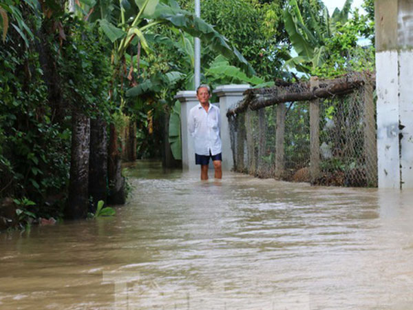 Bão tan nhưng dân phố biển Nha Trang vẫn bì bõm nơi nước ngập