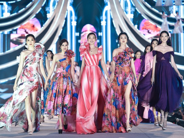 Đêm thi Người đẹp thời trang Hoa hậu Việt Nam: Đỗ Mỹ Linh - Tiểu Vy - Lương Thùy Linh thi nhau 'chặt chém' thí sinh, Top 5 lộ diện