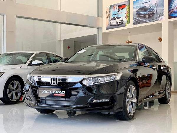 Ô tô sedan xả hàng tồn, giảm đến hơn trăm triệu