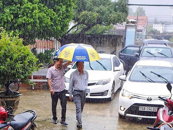 Giám đốc Sở NN-PTNT Khánh Hòa: 'Đi chống bão mà giống đi du lịch, nhìn phản cảm!'