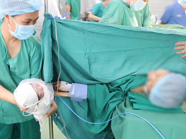 Ung thư ác tính khi mang thai, cả mẹ và con được bác sĩ cứu sống