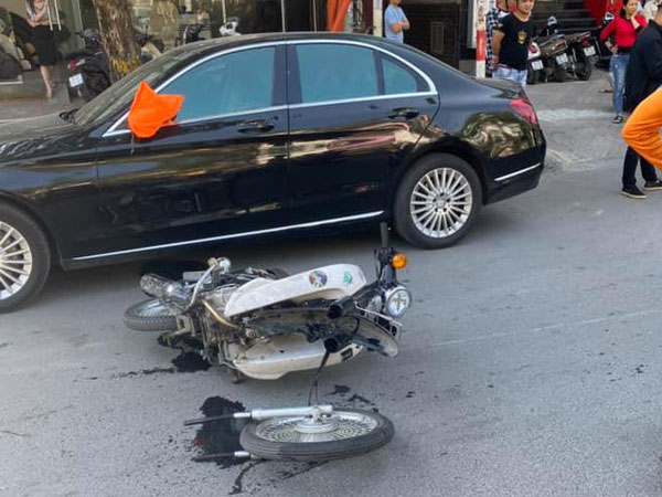 Va chạm với Mercedes tiền tỷ, nam sinh cấp 3 ngã ra đường, xe máy gãy lìa bánh