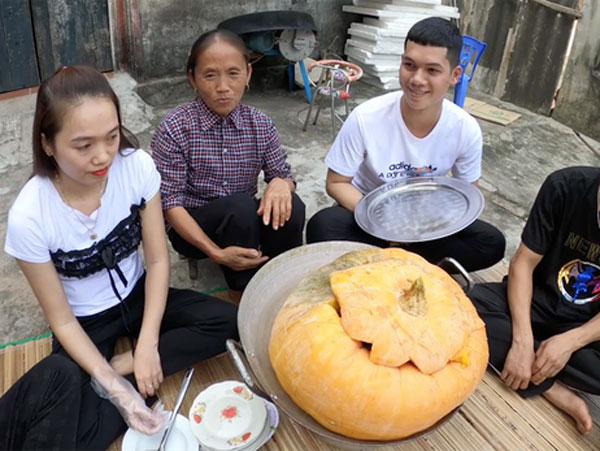 Bà Tân Vlog đầu tư hẳn quả bí ngô 'siêu to khổng lồ' để liên hoan hoành tráng mà nấu xong lại xẹp lép