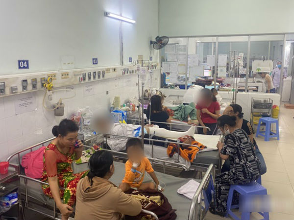 Vụ bé trai 13 tuổi rơi từ tầng 3 trường học xuống đất: Bé thường xuyên bị bạn bè ức hiếp, đánh đập?