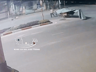 Người phụ nữ 'bỏ của chạy lấy người' tránh thanh niên đi xe máy với tốc độ kinh hoàng gây xôn xao dư luận