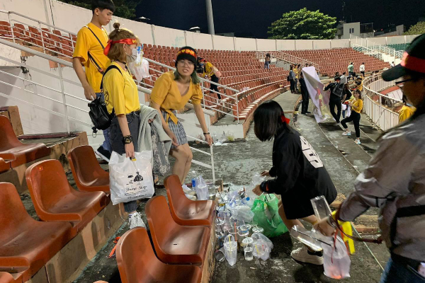 FC Jack ở lại dọn rác sau trận cầu 'toàn sao' vì miền Trung, dân mạng tấm tắc khen còn fan thì nở mặt nở mày!