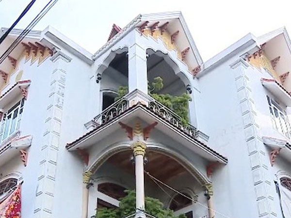 Ngỡ ngàng khi một hộ nghèo ở căn nhà 3 tầng đồ sộ, sang trọng như biệt thự ở Bắc Giang