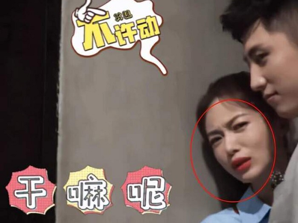 Bê bối ngoại tình, bạo hành vợ cũ chưa tan, Hoàng Cảnh Du lại giở trò 'dê xồm' với Ngô Cẩn Ngôn ngay trên phim trường khiến netizen 'sôi máu'