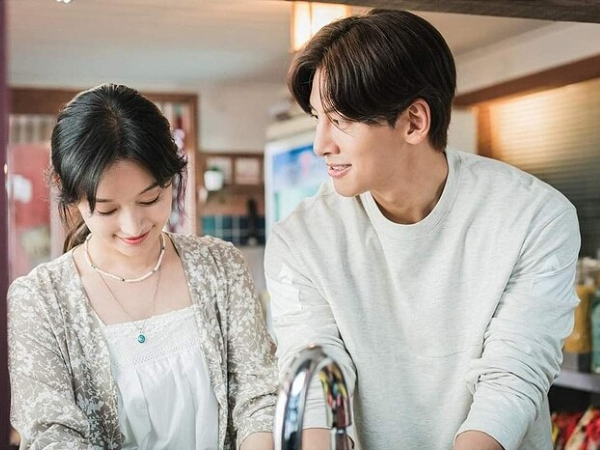 Ji Chang Wook và Kim Ji Won 'tình tứ' trong loạt ảnh mới