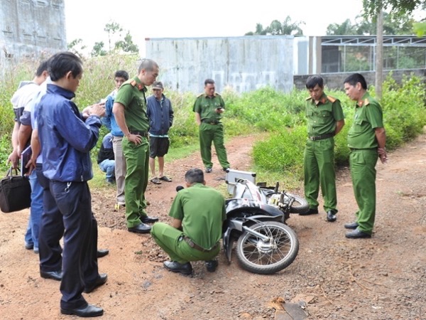 Cướp đâm tài xế xe ôm 10 nhát dao, cướp xe máy