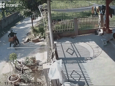 Clip pha trộm cắp cồng kềnh khiến dân tình cười ra nước mắt: Hết hậu đậu làm rơi, đổ cả xe máy đến rú còi inh ỏi