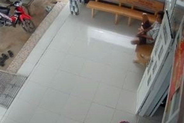 Nghe tin con gái đi học xa sắp về, mẹ liền gửi đoạn video ghi hành động lạ của bố khiến cô khóc nức nở