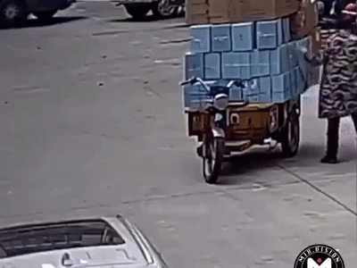 Shipper quăng dây bất cẩn khiến người phụ nữ ngã ê mông, dân mạng bức xúc vì mối nguy tiềm tàng