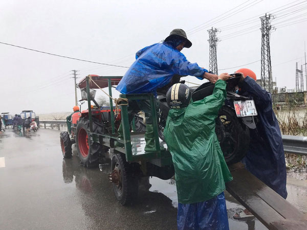 Di chuyển qua đoạn đường ngập lũ, xe công nông bị lật khiến nữ sinh viên tử vong