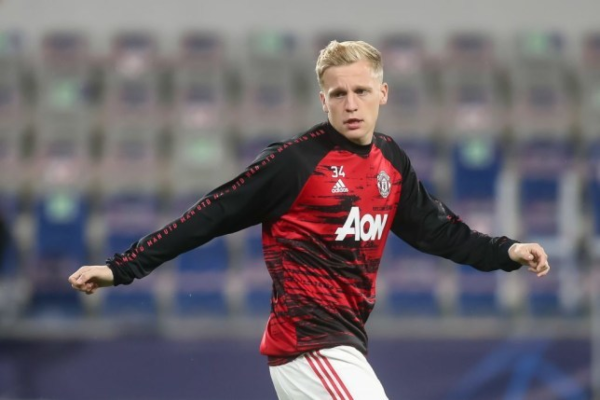 Van de Vaart chế nhạo MU, bức xúc thay Van de Beek