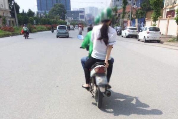 Đứng chờ xe ôm thối tiền 30 phút, nữ sinh khiến các đàn anh đàn chị cảm thán 'đúng là chiếc chiếu mới'