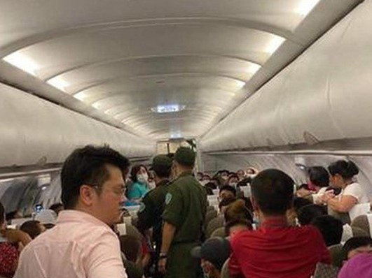 Bàn giao hành khách la hét "có bom" trên máy bay cho đại sứ quán