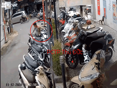 Thanh niên bẻ khóa SH rồi nhanh chóng 'bốc hơi', camera bóc chi tiết bảo vệ bị mắc mưu