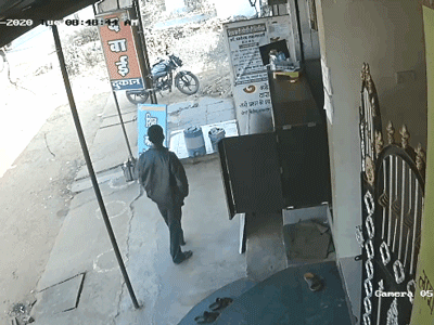 Video: Đứng chờ xe buýt, người đàn ông không kịp tránh cú lao kinh hoàng của xe đầu kéo