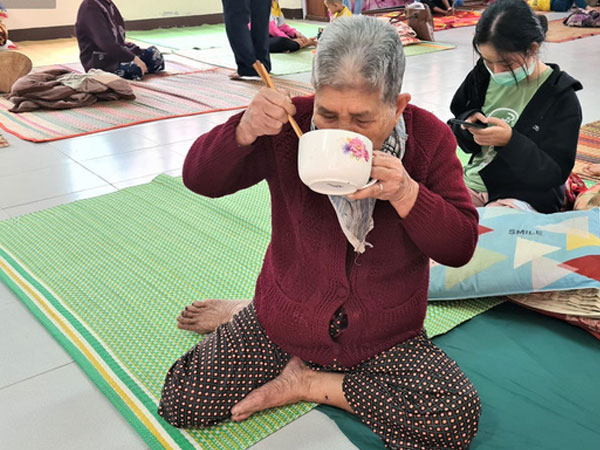 Đà Nẵng sơ tán hơn 92.000 người tránh bão số 13: '2 tháng mà phải chạy bão đến 3 lần, tôi lo mất cả Tết quá'