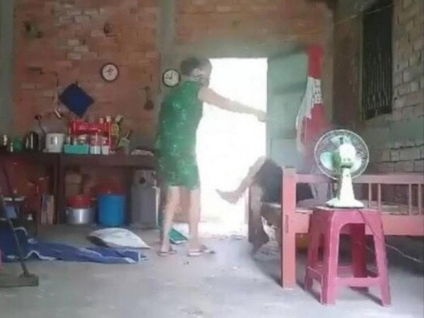 Truy tố người phụ nữ đánh đập, đổ chất thải lên người mẹ già do không được để lại tài sản