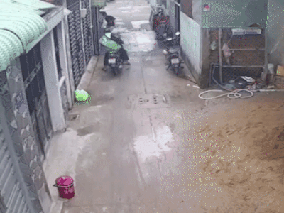 Clip: Khoảnh khắc giàn giáo đổ sập khiến 3 công nhân rơi xuống đất